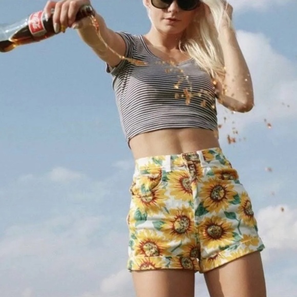 🌻American Apparel High-Waisted Sunflower Shorts🌻 - Picture 3 of 9